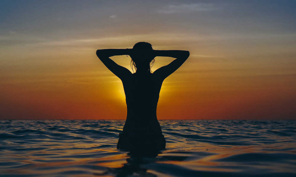 woman-ocean-sunset-time